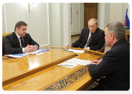 Prime Minister Vladimir Putin meeting with Moscow Region Governor Boris Gromov, Minister of Energy Sergei Shmatko and IDGC Holding’s Director General Nikolai Shvets|31 december, 2010|18:35