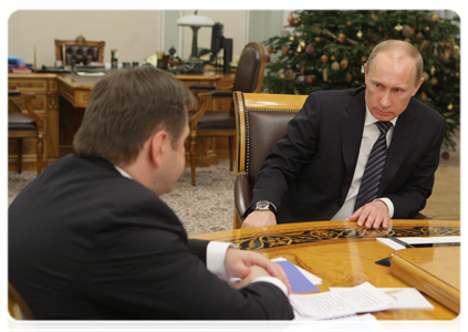 Prime Minister Vladimir Putin meeting with Moscow Region Governor Boris Gromov, Minister of Energy Sergei Shmatko and IDGC Holding’s Director General Nikolai Shvets|31 december, 2010|18:35