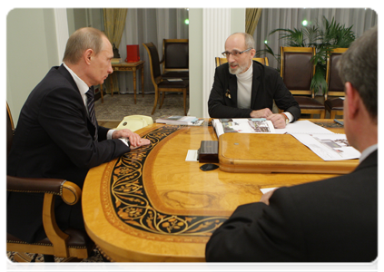 Prime Minister Vladimir Putin meeting with Minister of Culture Alexander Avdeyev and sculptor Vladimir Surovtsev|31 december, 2010|18:52