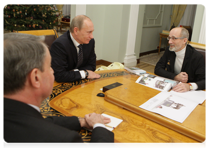 Prime Minister Vladimir Putin meeting with Minister of Culture Alexander Avdeyev and sculptor Vladimir Surovtsev|31 december, 2010|18:52