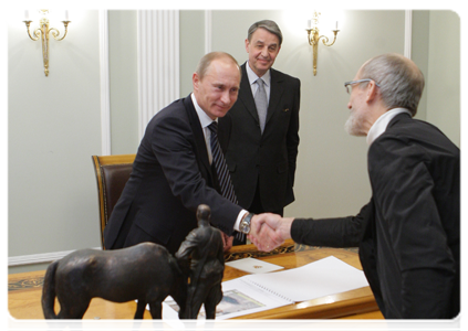 Prime Minister Vladimir Putin meeting with Minister of Culture Alexander Avdeyev and sculptor Vladimir Surovtsev|31 december, 2010|18:52