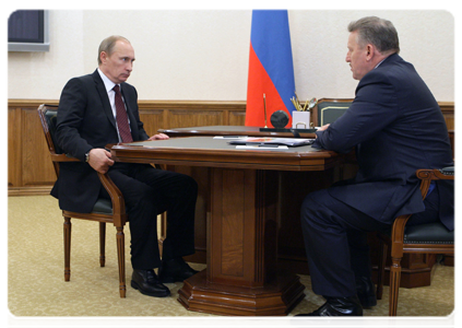 Prime Minister Vladimir Putin meeting with Khabarovsk Territory Governor Vyacheslav Shport|6 december, 2010|16:48