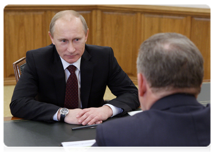 Prime Minister Vladimir Putin meeting with Khabarovsk Territory Governor Vyacheslav Shport|6 december, 2010|16:48