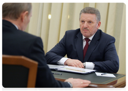 Governor of the Khabarovsk Territory Vyacheslav Shport at a meeting with Prime Minister Vladimir Putin|6 december, 2010|16:48