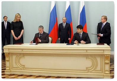 Prime Minister Vladimir Putin oversees 2011 contracts on the operation of Pikalyovo plants
