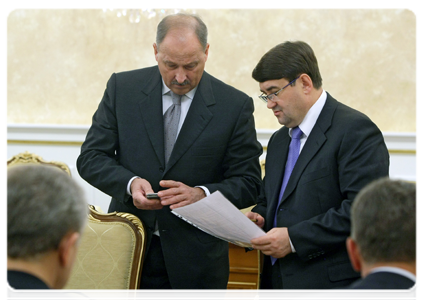 Vnesheconombank Chairman Vladimir Dmitriyev, left, and Minister of Transport Igor Levitin at a meeting of the bank’s Supervisory Board|7 december, 2010|19:27