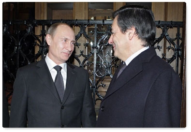 On December 8, Prime Minister Vladimir Putin had dinner with French Prime Minister Francois Fillon in an informal setting at a Moscow restaurant