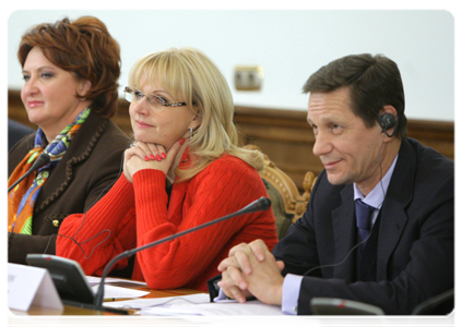 Deputy Prime Minister Alexander Zhukov, Minister of Healthcare and Social Development Tatyana Golikova, and Minister of Agriculture Yelena Skrynnik|9 december, 2010|17:41