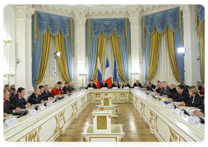 Prime Minister Vladimir Putin and French Prime Minister Francois Fillon meeting with members of the business communities of Russia and France|9 december, 2010|18:36