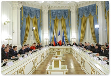 Prime Minister Vladimir Putin and French Prime Minister Francois Fillon meet with members of the business communities of Russia and France