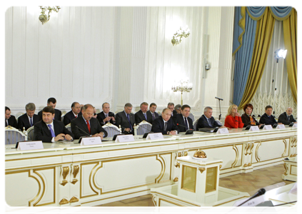 Prime Minister Vladimir Putin and French Prime Minister Francois Fillon meeting with members of the business communities of Russia and France|9 december, 2010|18:36