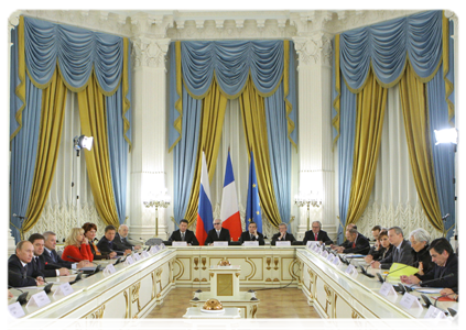 Prime Minister Vladimir Putin and French Prime Minister Francois Fillon meeting with members of the business communities of Russia and France|9 december, 2010|18:37