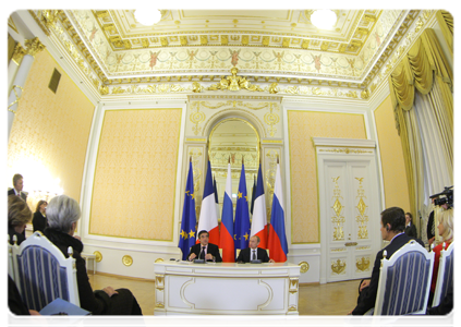 Russian Prime Minister Vladimir Putin and French Prime Minister Francois Fillon holding a joint news conference after the 15th session of the Russian-French commission on bilateral cooperation|9 december, 2010|21:13
