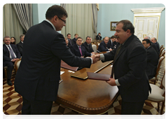 A treaty for the establishment and management of a joint venture for developing the Junin 6 oilfield was signed in the presence of Prime Minister Vladimir Putin and Venezuelan Energy and Petroleum Minister Rafael Ramirez|1 february, 2010|19:40