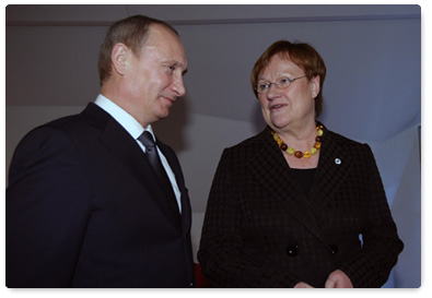 Prime Minister Vladimir Putin meets with Finnish President Tarja Halonen