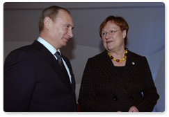 Prime Minister Vladimir Putin meets with Finnish President Tarja Halonen