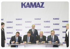 Prime Minister Vladimir Putin visits the KAMAZ-Master auto-racing centre in Naberezhnye Chelny for a signing ceremony and meets with the KAMAZ-Master team|11 february, 2010|19:22