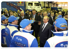 Prime Minister Vladimir Putin visits the KAMAZ-Master auto-racing centre in Naberezhnye Chelny for a signing ceremony and meets with the KAMAZ-Master team|11 february, 2010|19:32
