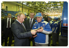 Prime Minister Vladimir Putin visits the KAMAZ-Master auto-racing centre in Naberezhnye Chelny for a signing ceremony and meets with the KAMAZ-Master team|11 february, 2010|19:33