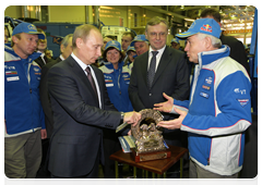 Prime Minister Vladimir Putin visits the KAMAZ-Master auto-racing centre in Naberezhnye Chelny for a signing ceremony and meets with the KAMAZ-Master team|11 february, 2010|19:33