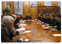 Накануне поздно вечером Председатель Правительства Российской Федерации В.В.Путин провел совещание о приоритетных направлениях государственной программы вооружения на 2011–2020 годы|17 февраля, 2010|08:55