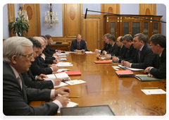 Накануне поздно вечером Председатель Правительства Российской Федерации В.В.Путин провел совещание о приоритетных направлениях государственной программы вооружения на 2011–2020 годы|17 февраля, 2010|08:55