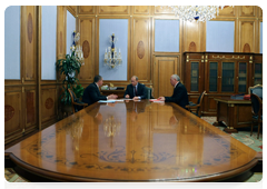 Prime Minister Vladimir Putin at the meeting with Deputy Prime Minister Igor Sechin and General Director of Russian Technologies Sergei Chemezov|17 february, 2010|12:45