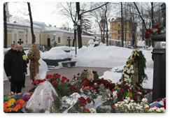 Председатель Правительства Российской Федерации В.В.Путин, находящийся с рабочей поездкой в Санкт-Петербурге, посетил могилу А.А.Собчака на Никольском кладбище и возложил к подножию памятника букет красных роз