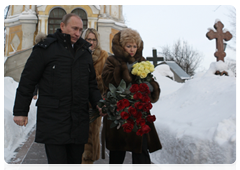 Председатель Правительства Российской Федерации В.В.Путин посетил могилу А.А.Собчака на Никольском кладбище и возложил к подножию памятника букет красных роз|20 февраля, 2010|19:30