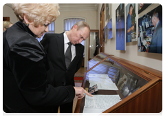 Prime Minister Vladimir Putin visits Anatoly Sobchak Museum for Foundation of Democracy in Modern Russia|20 february, 2010|19:41
