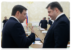 Deputy Prime Minister Alexander Khloponin and Minister of Energy Sergei Shmatko before the meeting of the Government Presidium|4 february, 2010|18:03