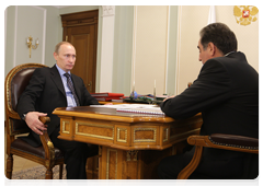 Prime Minister Vladimir Putin with Oleg Bogomolov, governor of the Kurgan Region|5 february, 2010|18:54