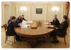 Prime Minister Vladimir Putin with United Russia party leadership|5 february, 2010|19:05