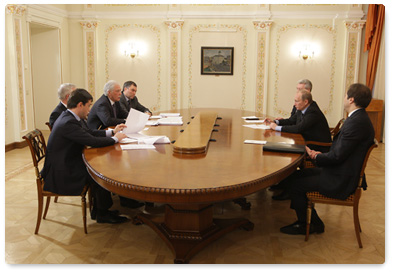 Prime Minister Vladimir Putin meets with United Russia party leadership