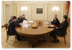 Prime Minister Vladimir Putin meets with United Russia party leadership