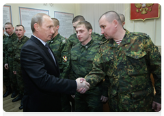 Председатель Правительства Российской Федерации В.В.Путин, находящийся с рабочей поездкой в Республике Башкортостан, посетил военную часть, где служили военнослужащие, погибшие на прошлой неделе в ходе боев с боевиками в Чечне|8 февраля, 2010|19:25
