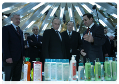Председатель Правительства Российской Федерации В.В.Путин осмотрел выставку, знакомящую с социально-экономическим положением Башкирии и внедряемыми в республике информационными технологиями|8 февраля, 2010|19:44