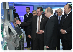 Председатель Правительства Российской Федерации В.В.Путин осмотрел выставку, знакомящую с социально-экономическим положением Башкирии и внедряемыми в республике информационными технологиями|8 февраля, 2010|19:44