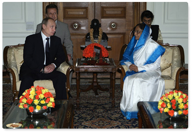 Председатель Правительства Российской Федерации В.В.Путин, находящийся с рабочим визитом в Индии, встретился с Президентом Индии Пратибхой Патил