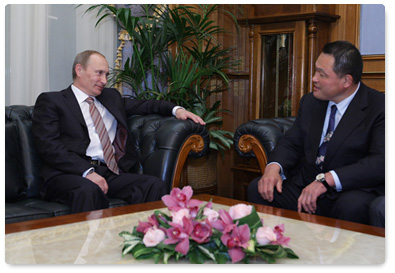 Prime Minister Vladimir Putin meets with Olympic judo champion and Tokai University professor Yasuhiro Yamashita