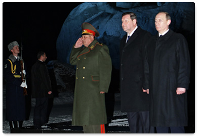 Prime Minister Vladimir Putin and his Belarusian counterpart Sergei Sidorsky lay flowers at Eternal Flame at Brest Hero Fortress war memorial