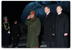 Prime Minister Vladimir Putin and his Belarusian counterpart Sergei Sidorsky lay flowers at Eternal Flame at Brest Hero Fortress war memorial