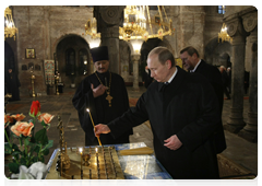 Russian Prime Minister Vladimir Putin and Belarusian Prime Minister Sergei Sidorsky laying flowers at Eternal Flame at Brest Hero Fortress war memorial|16 march, 2010|23:02