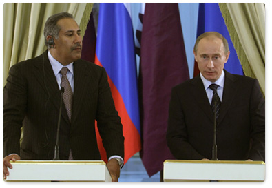 Prime Minister Vladimir Putin and Qatari Prime Minister and Minister of Foreign Affairs Hamad bin Jassim Al Thani speak to reporters following talks