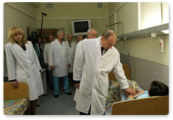 Prime Minister Vladimir Putin visits victims of Moscow Metro terrorist attacks at Botkin Municipal Hospital