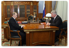 Prime Minister Vladimir Putin meets with Mikhail Shmakov, Chairman of the Federation of Independent Trade Unions of Russia