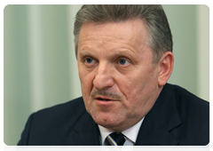 Governor of the Khabarovsk Territory Vyacheslav Shport at a meeting with Prime Minister Vladimir Putin|4 march, 2010|18:24