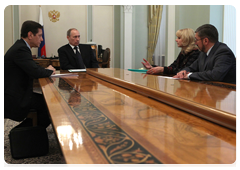 Prime Minister Vladimir Putin meets with Deputy Prime Minister Alexander Zhukov, Minister of Healthcare and Social Development Tatyana Golikova and head of the Federal Tariff Service Sergei Novikov|1 april, 2010|19:33