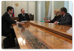 Prime Minister Vladimir Putin meets with Deputy Prime Minister Alexander Zhukov, Minister of Healthcare and Social Development Tatyana Golikova and head of the Federal Tariff Service Sergei Novikov