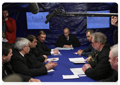 Russian Prime Minister Vladimir Putin holding a meeting of the emergency response team at the site of the April 10, 2010 Tu-154 crash|10 april, 2010|22:36